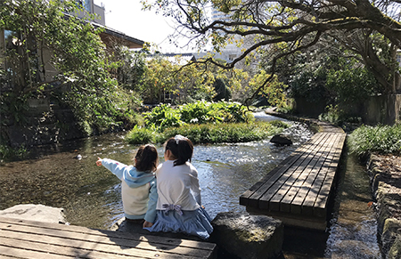 子どもと川の写真2