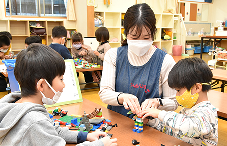 先生と子どもの写真